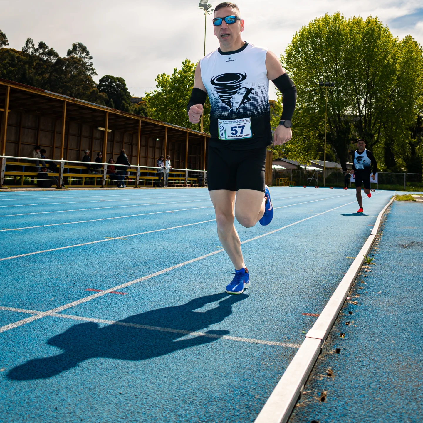 Atleta de Tornado Runners corriendo en pista