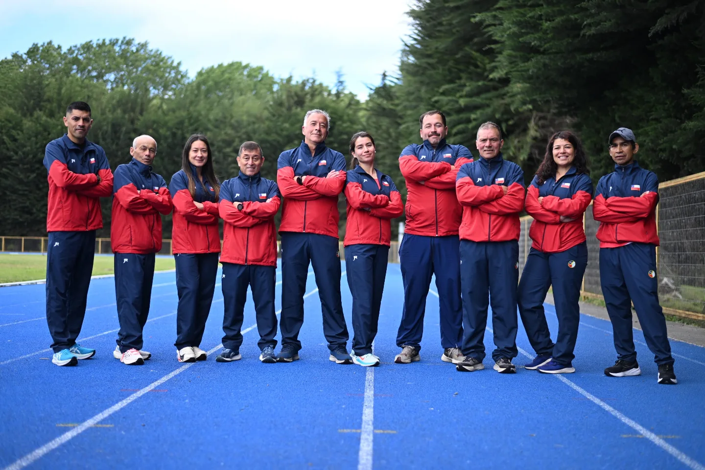 Equipo de atletismo reunido en la pista