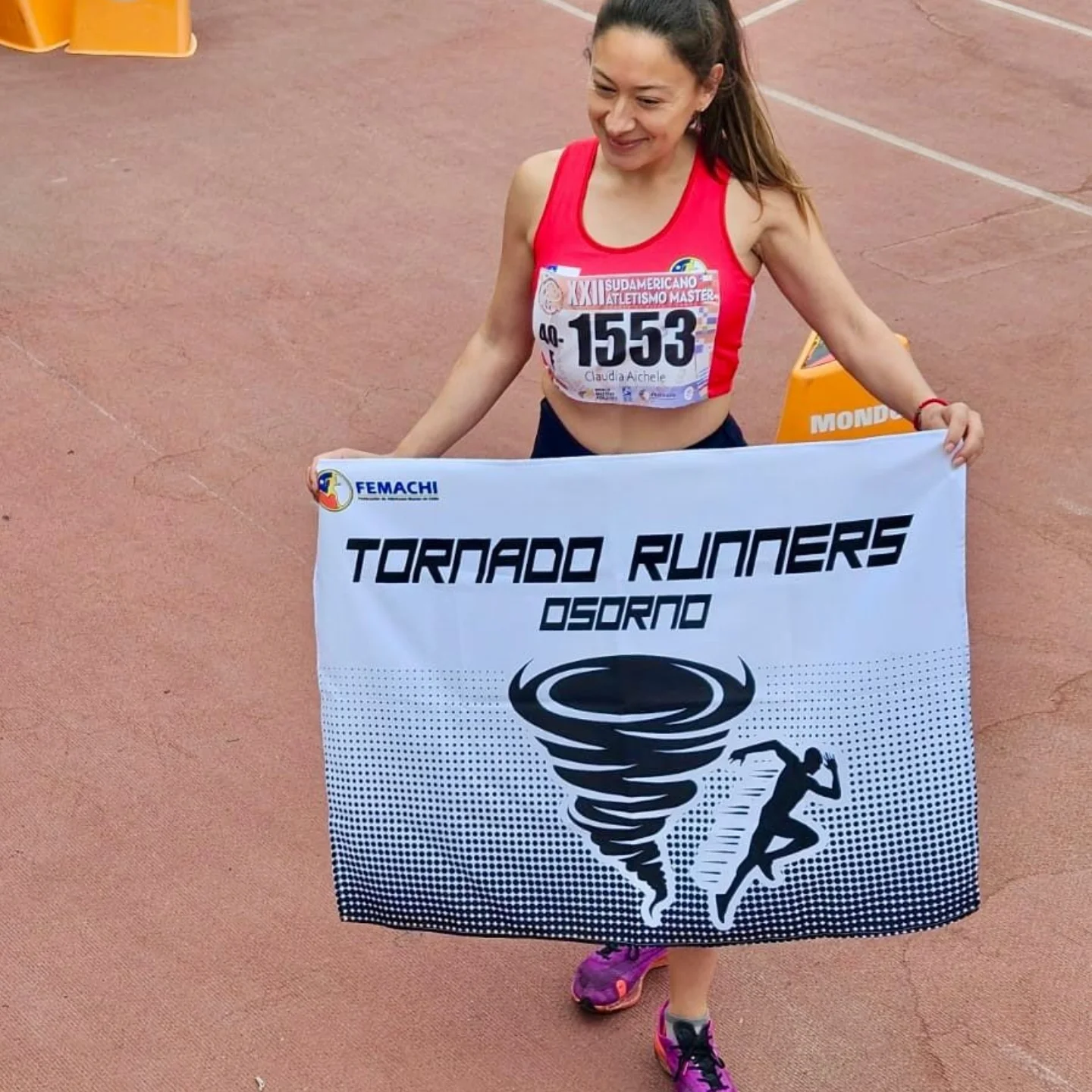 Atleta con la bandera de Tornado Runners Osorno