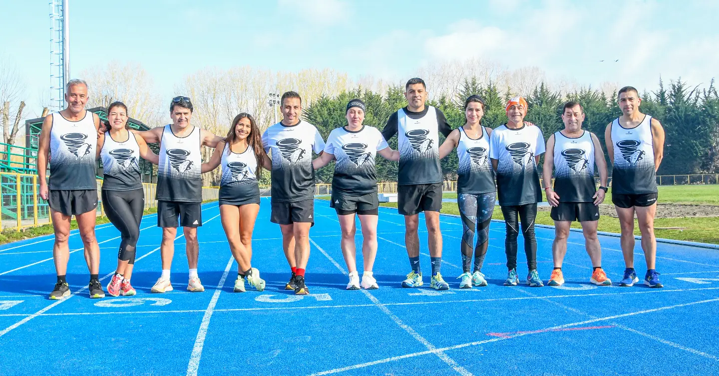 Equipo Tornado Runners reunido en la pista
