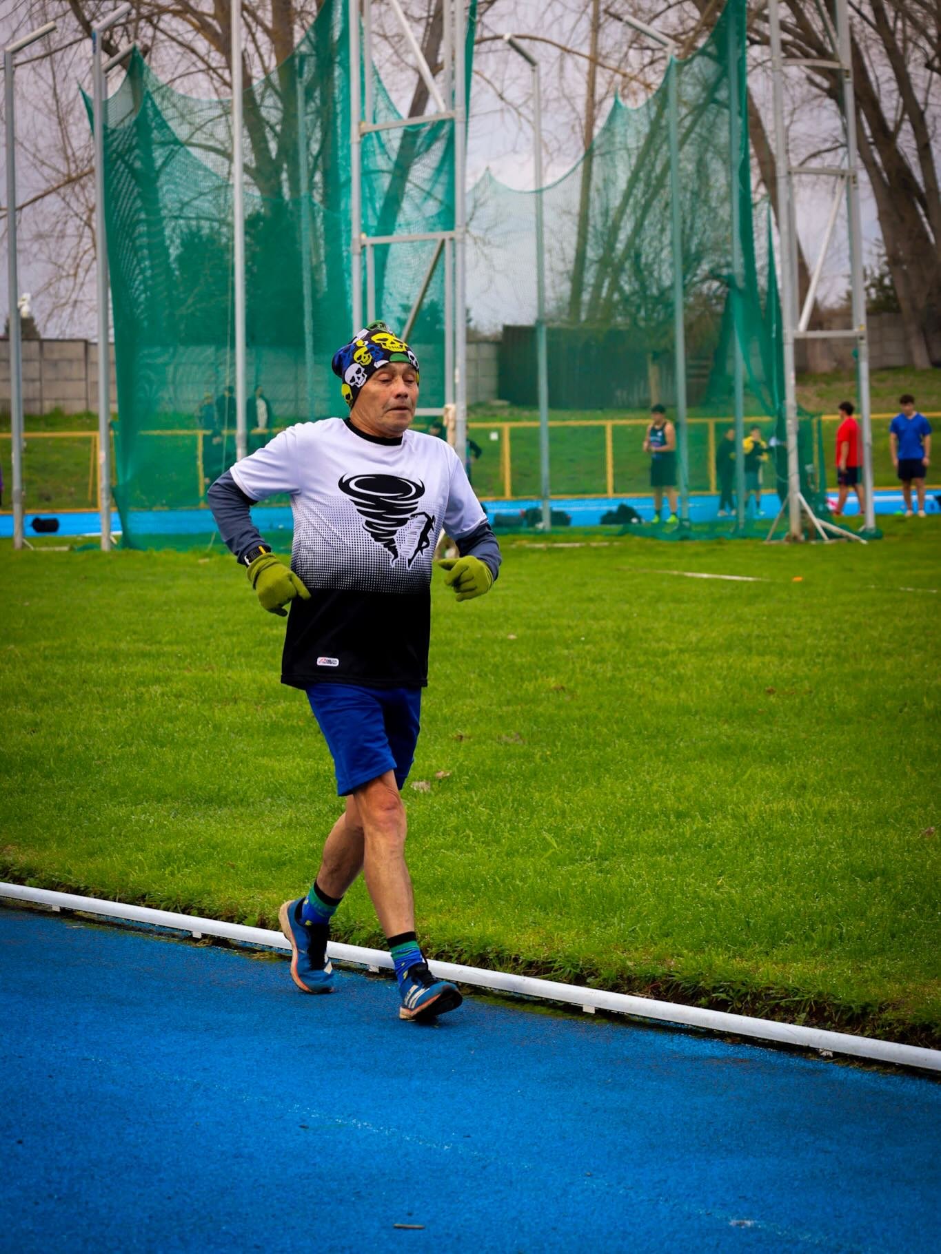 Atleta máster de Tornado Runners en competencia