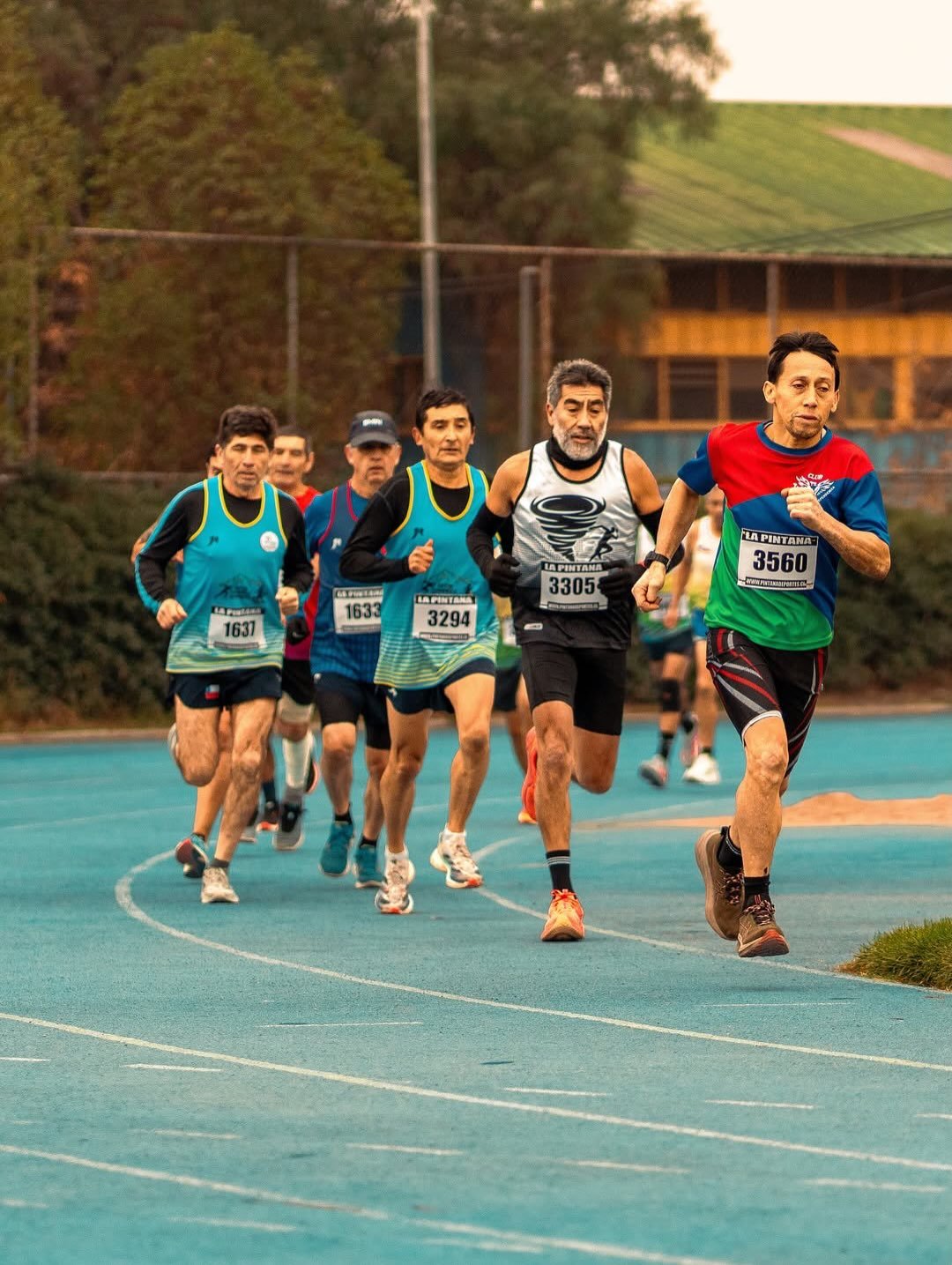 Atletas máster disputando una carrera en pista
